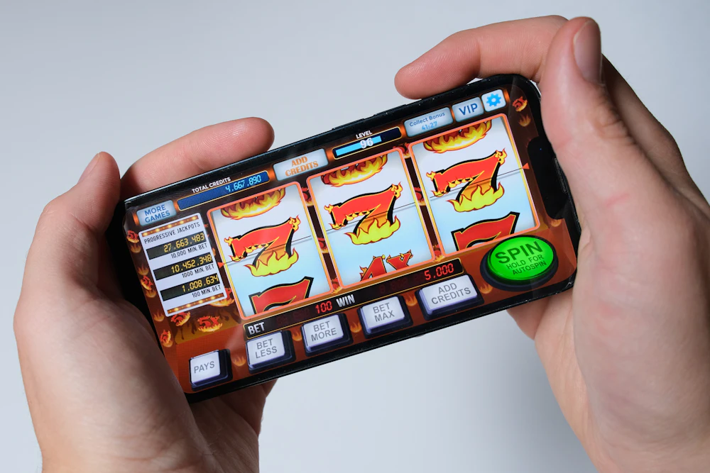 Seseorang memainkan game slot melalui layar ponsel