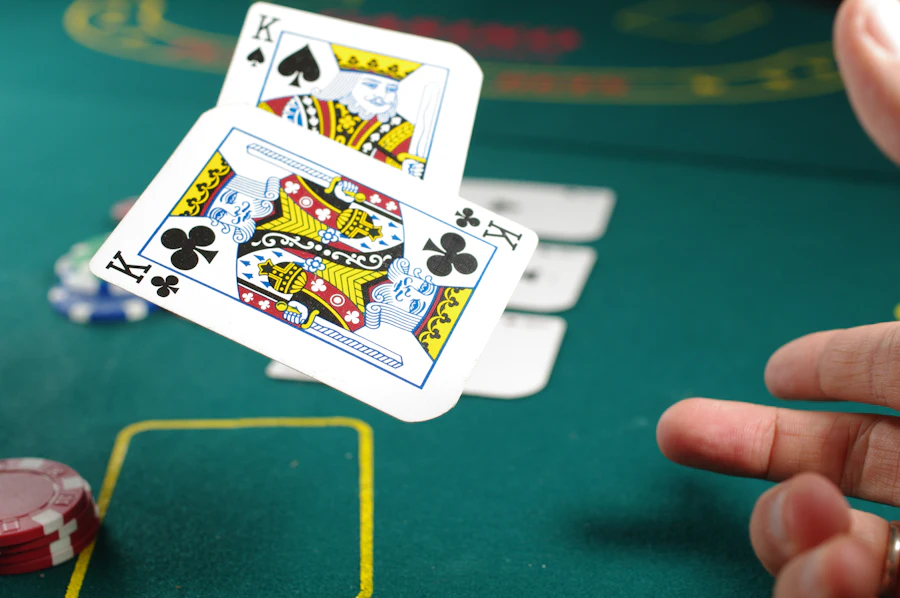 Pemain poker memikirkan keputusan